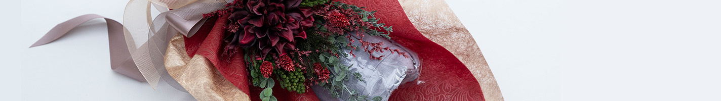 一生に一度の還暦。花束を贈るようにパジャマを。贈る気持ち” を大切に、心を込めてラッピングいたします。