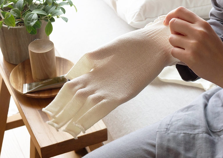 カサカサ・チクチクしたくないから……うるおい保つシルクアイテム