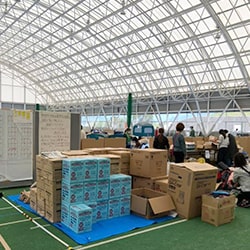 大量に届く支援物資を仕分けするのも大変な作業