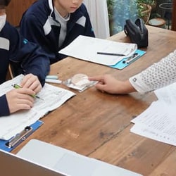 スタッフの話を真剣に聞く中学生