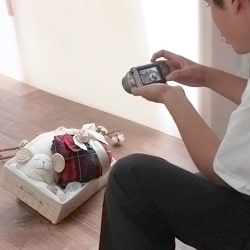 商品撮影も自分たちでやってみる