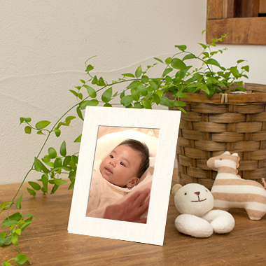 お孫さんやペットなどの写真をフレームに入れて