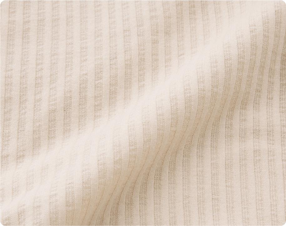 「ニット素材ならではの伸縮性」