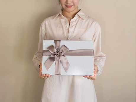 持った時の箱のサイズ感が分かる写真