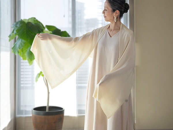 春から秋まで、ふわりと包み込む極上の肌触りを。マルチWAYニットストール