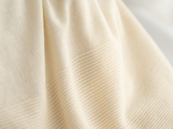 首元をやさしく包み込む、リヨセル×コットン×シルク