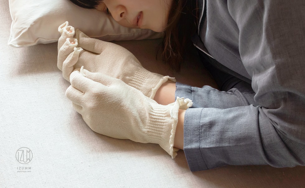 うるおいシルクの薄手おやすみ手袋