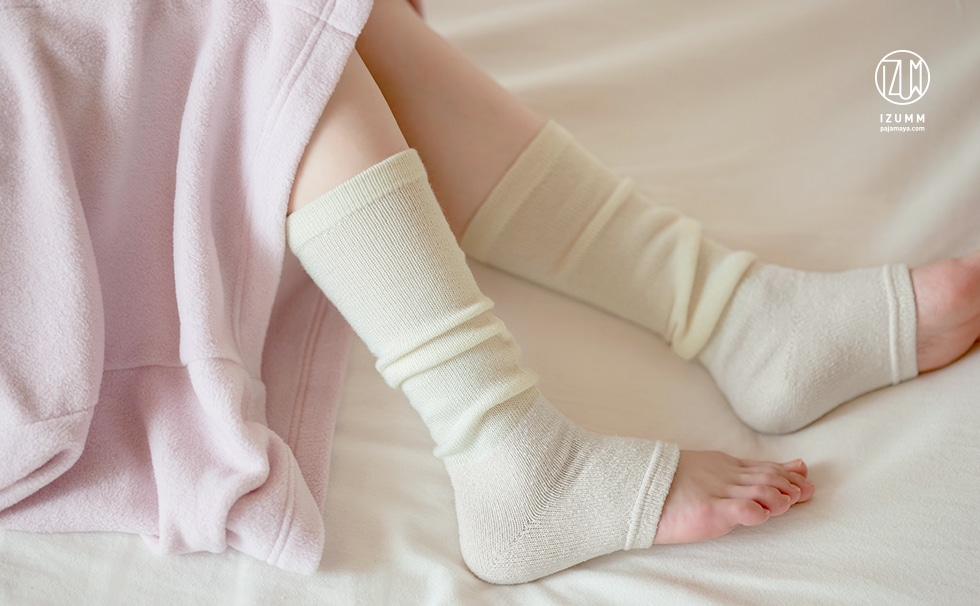 うるおいシルクのおやすみ熟睡ソックス（つま先なし）