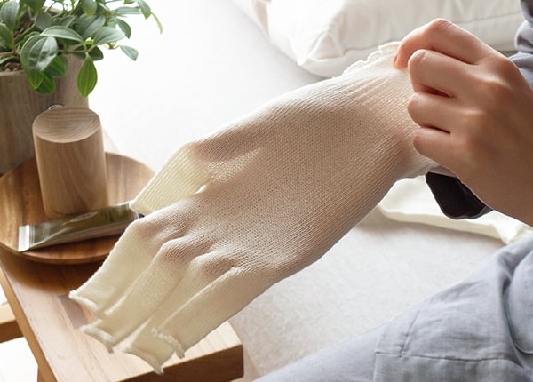 シルク100％ 薄手のおやすみ手袋 寝ている間のハンドケアに♪ 日本製