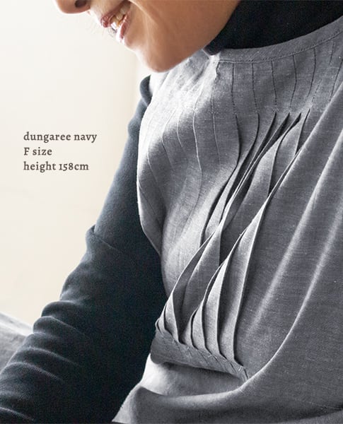 ちょっと肌寒い時期は、インナーを着て重ね着コーデも。