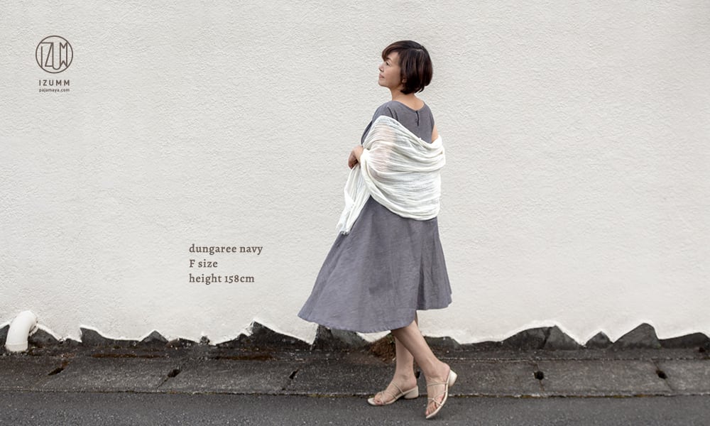 リッチなフレアが際立つミディ丈ワンピースで、ちょっとしたお出かけも華やかに。