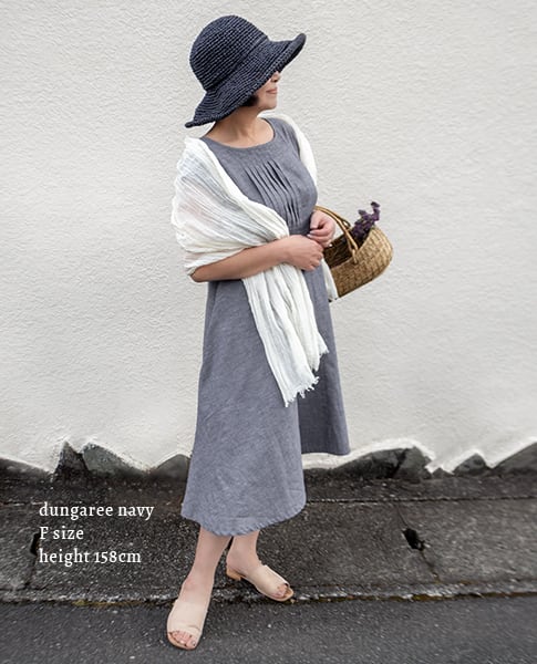 胸元からふわっと広がった贅沢な裾フレアが優雅な印象に。帽子も合わせればちょっとしたお出かけ着にも。