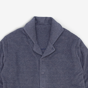 彩度を抑えたグレー系のネイビーはちょっと渋めなスモーキーテイスト