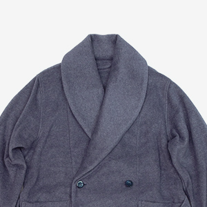 彩度を抑えたグレー系のネイビーはちょっと渋めなスモーキーテイスト