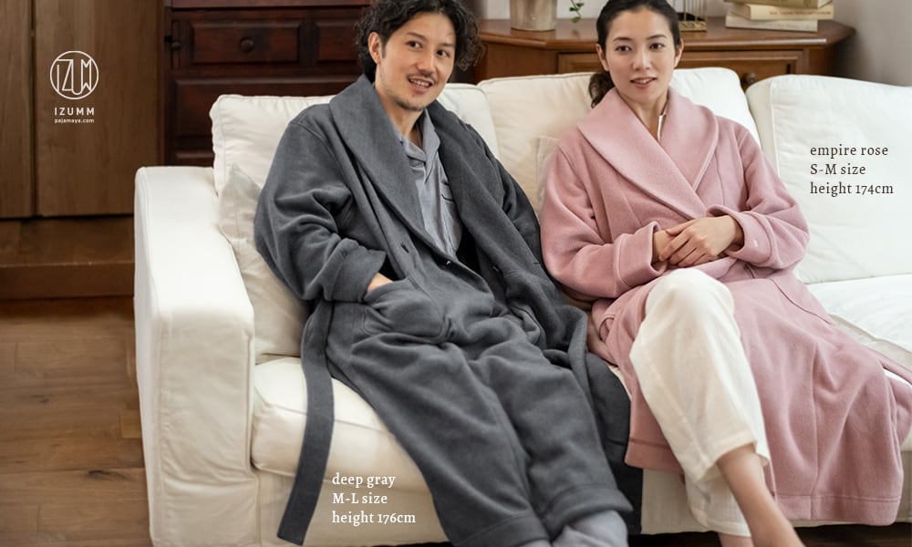 色違いのフリースガウンを揃えてペアギフトに。　ディープグレー M〜Lサイズ／エンパイアローズ S〜Mサイズ
