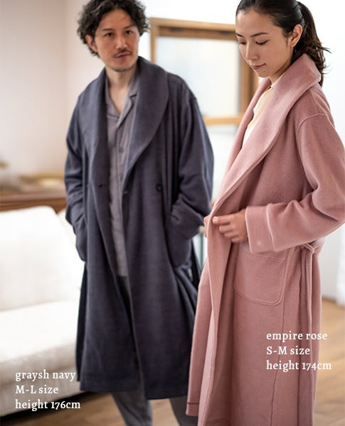 男性にも女性にも心地いいフリースガウン。 グレイッシュネイビー M〜Lサイズ／エンパイアローズ S〜Mサイズ