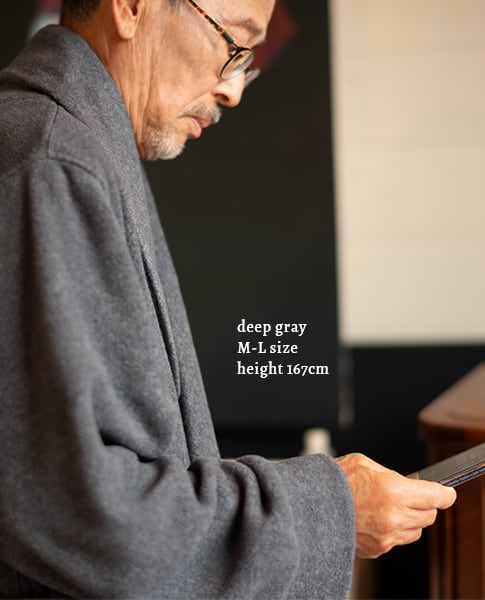 大きめのショールカラーで首元あったか。 ディープグレー M〜Lサイズ