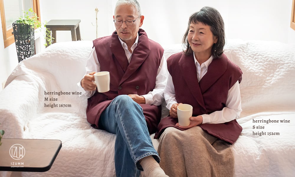 色を揃えて還暦のお祝いに、ペアギフトとして。　男性モデル・身長167cm・ヘリンボーンワイン Mサイズ／女性モデル・身長152cm・ヘリンボーンワイン Sサイズ