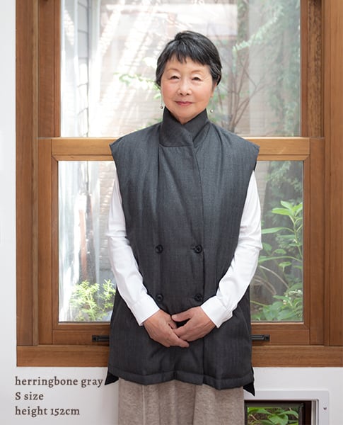 衿を立てれば、首元もあったかい。　身長152cm・ヘリンボーングレー・Sサイズ