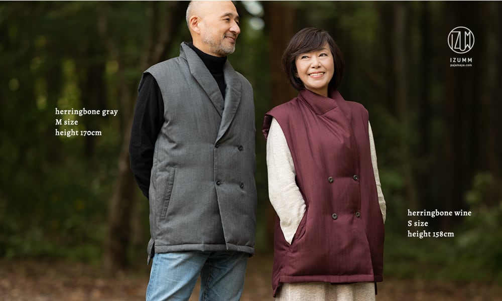 両側にポケットがあるのが嬉しい男女兼用ダウンベスト。　男性モデル・身長170cm・ヘリンボーングレー・Mサイズ／女性モデル・身長158cm・ヘリンボーンワイン・Sサイズ