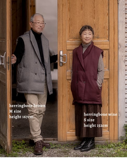 ちょっとそこまで、仲良くお揃いを着てお散歩に。男性モデル・身長167cm・ヘリンボーングレー・Mサイズ／女性モデル・身長152cm・ヘリンボーンワイン・Sサイズ