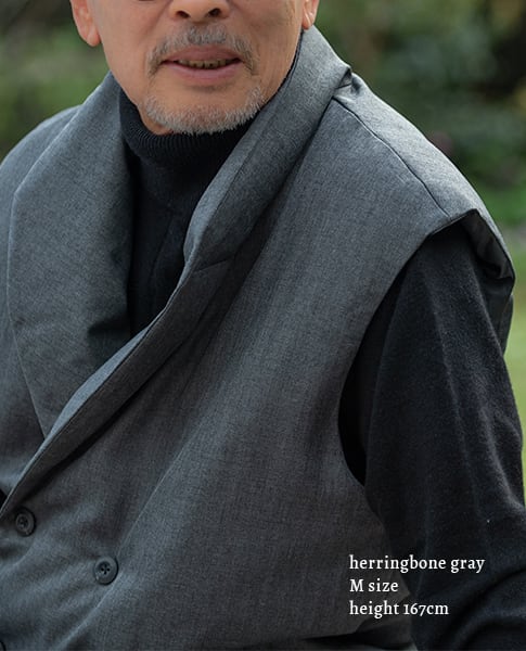 縫い目がなくすっきり。上品なヘリンボーン柄がかっこいい。　身長167cm・ヘリンボーングレー・Mサイズ