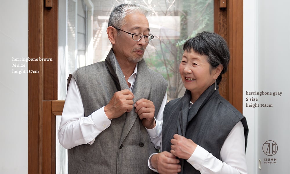 左前、右前どちらでも合わせられる男女兼用ダウンベスト。　男性モデル・身長167cm・ヘリンボーンブラウン Mサイズ／女性モデル・身長152cm・ヘリンボーングレー Sサイズ