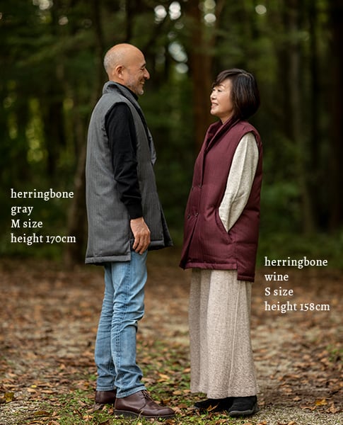 ご両親や祖父母へのギフトにも。　男性モデル・身長170cm・ヘリンボーングレー・Mサイズ／女性モデル・身長158cm・ヘリンボーンワイン・Sサイズ