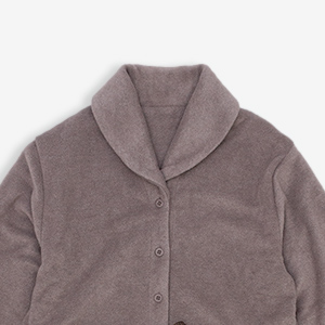 ヴィンテージテイストな渋めグレイッシュブラウン。僅かにパープル系