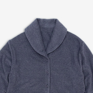 彩度を抑えたグレー系のネイビーはちょっと渋めなスモーキーテイスト