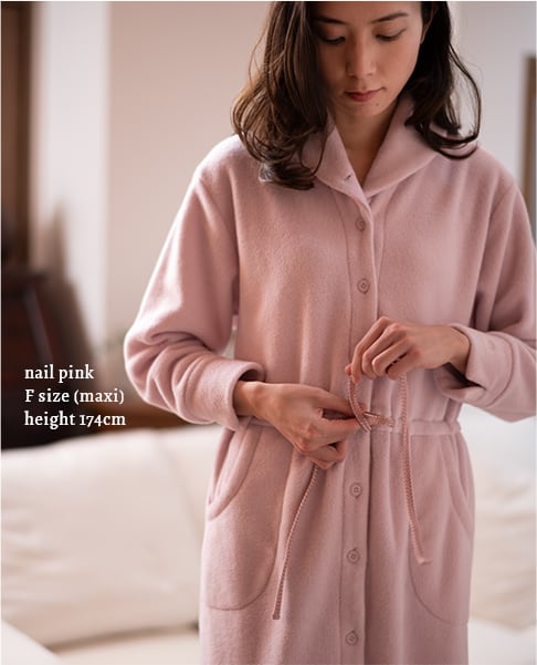 ウエスト紐でキュッとブラウジングすればメリハリのある美しいシルエットに。ネイルピンク マキシ丈（ロング）着用