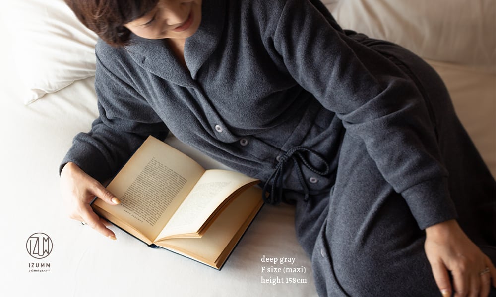 ゆったり、ふんわりワンピースパジャマ。ディープグレー マキシ丈（ロング）着用
