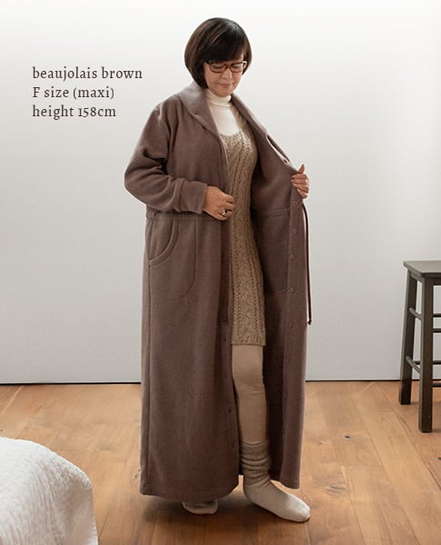 さっと羽織ってロングカーディガン、ルームガウンにも♪ ボジョレーブラウン マキシ丈（ロング）着用