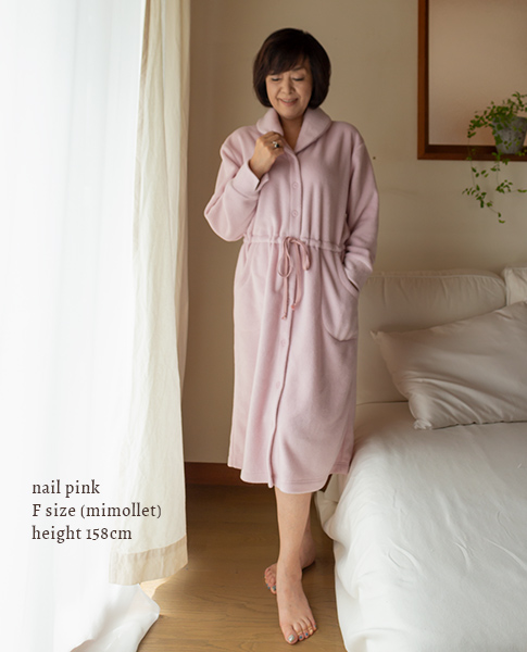 標準身長（158cm前後）の場合、「ミモレ丈」はふくらはぎ辺り。ネイルピンク ミモレ丈（ショート）着用