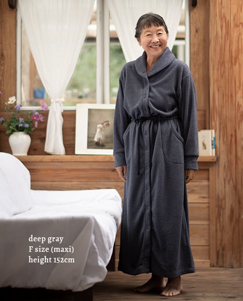 身長152cmでマキシ丈を着用した場合、丈の長さは足首辺り。ディープグレー マキシ丈（ロング）着用