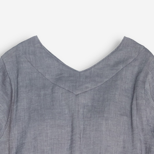 穏やかな藍色に縦糸の白が見え隠れするお洒落な杢調の質感。カジュアルだけれど落ち着きのある素敵なネイビー。