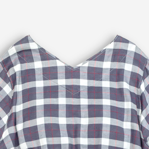 ホワイトと控えめネイビーの爽やかなフレンチカジュアル風の格子柄。鮮やかレッドの細いラインがアクセントに
