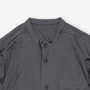 絹の優しい光沢感に包まれたとってもやわらかな濃灰色は、ゆかしい優しいチャコールグレー