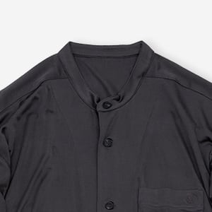 引締まったディープブラックに奥ゆかしい光沢が冴える瀟洒（しょうしゃ）な黒色