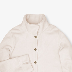 ふんわり黄味がかった白に近いベージュはシェルカメオの趣