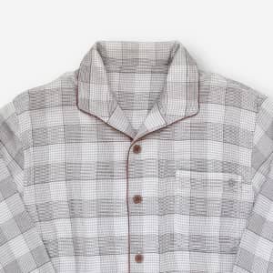 淡いグレー地のチェック柄に鮮やかな深紅色のアクセントカラー。清々しいコントラストが心地よいクールな趣の若々しいお色。