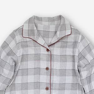 淡いグレー地のチェック柄に鮮やかな深紅色のアクセントカラー。清々しいコントラストが心地よいクールな趣の若々しいお色。