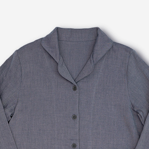 ダークな紺色をベージュの糸が和らげ、丸みのあるカラーに。 何とも落ち着いた佇まいを醸す少しグレイッシュなネイビー。