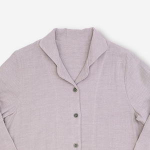 薄ピンクとベージュ糸が交差し合ってやんわりと静かな質感に。 ほんのりピンクな薄ベージュはなんだか癒される新鮮カラー。