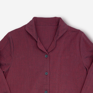 鮮やかな赤糸に紺色糸を絡めた素敵なメランジのテクスチャー。 表情豊かな陰影の美しい赤色は還暦のお祝いにもおすすめ。