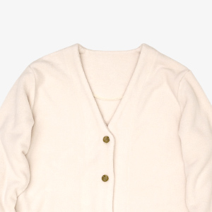 ふんわり黄味がかった白に近いベージュはシェルカメオの趣