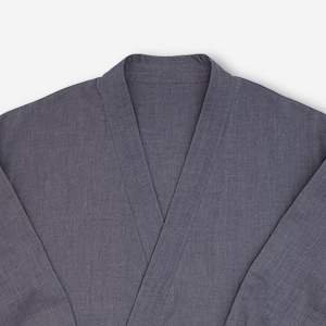 ダークな紺色をベージュの糸が和らげ、丸みのあるカラーに。 何とも落ち着いた佇まいを醸す少しグレイッシュなネイビー。