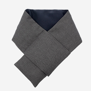 濃淡のあるグレー糸でシックな杢調に織りあがった鼠色と深いネイビーの組み合わせでキリッとしたスタイルに