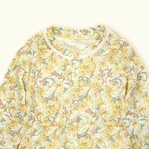 上下共にお顔が冴える明るい黄色系のフラワー柄。随所にあしらった白のテープがささやかなアクセントに♪
