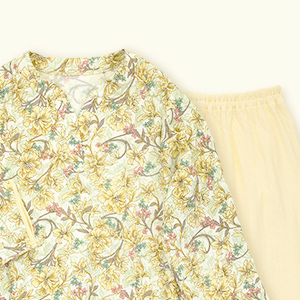 上着はお顔が冴える明るい黄色系のフラワー柄。パンツは上着のシルエットが際立つ単色使いで清々しく♪